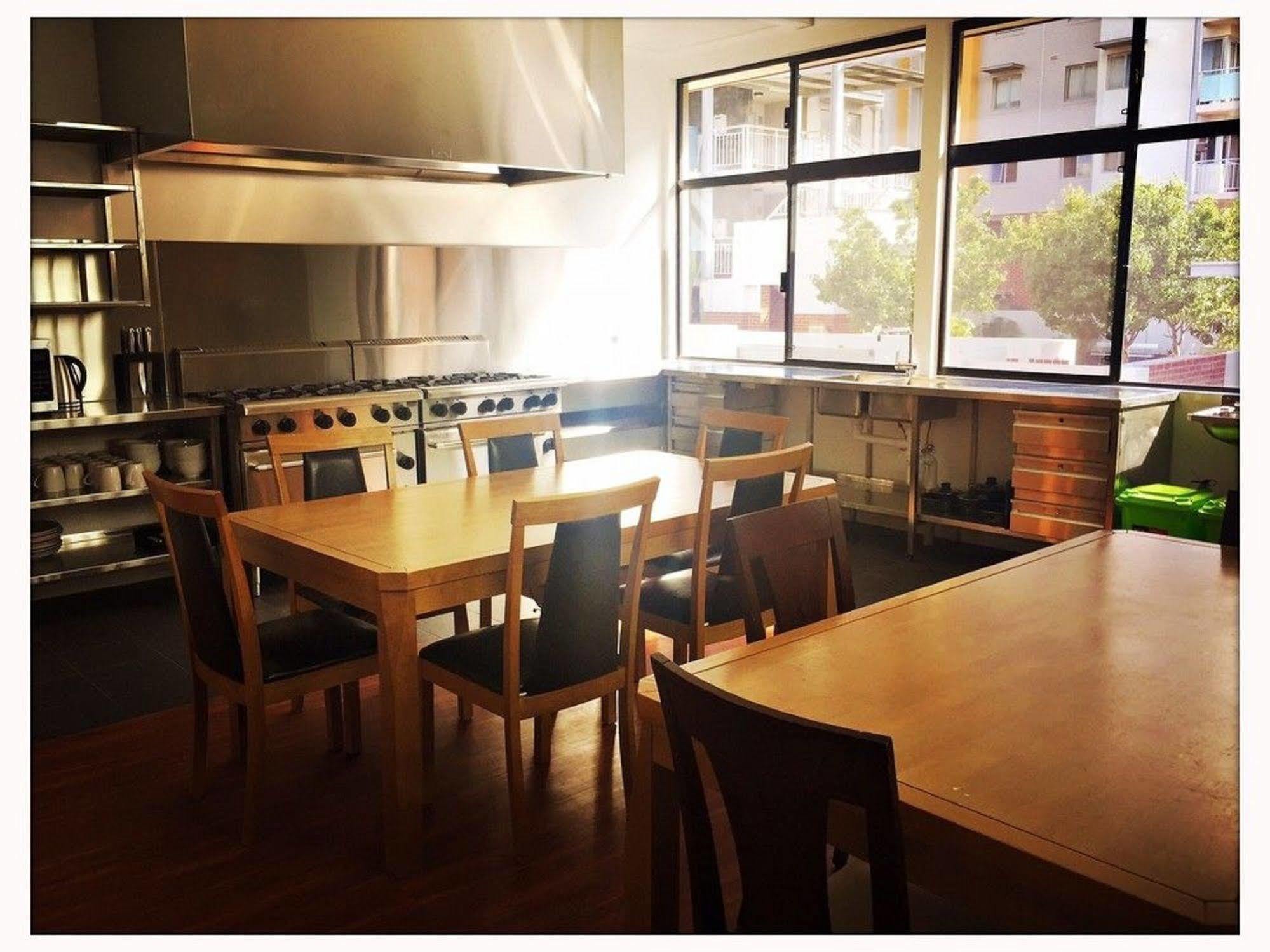 Downtown Backpackers Hostel Perth - Note - Valid Passport Required For Check In Екстериор снимка
